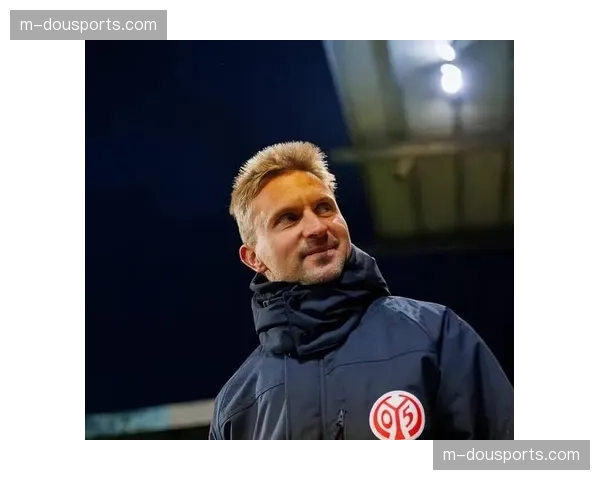 暖心一幕:美因茨球迷向重伤复出的对手球员致以掌声 暖心一幕:美因茨球迷向重伤复出的对手球员致以掌声