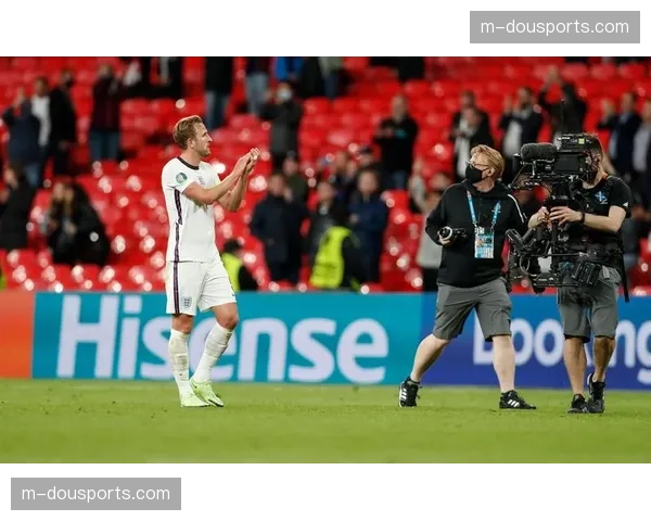 “足球回家”公益项目组织英超球星探望伦敦儿童医院