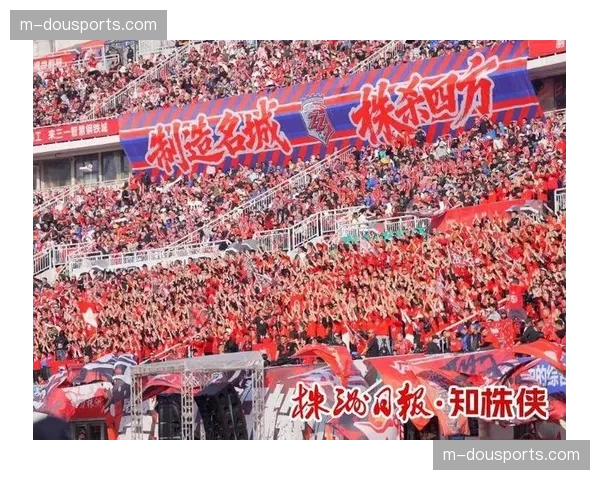 为庆祝俱乐部成立纪念日,主队球迷全场高歌传统助威曲