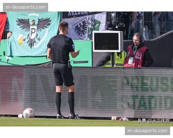 蒙扎主场球迷挂出巨型TIFO,抗议VAR近期多次争议判罚 蒙扎主场球迷挂出巨型TIFO,抗议VAR近期多次争议判罚